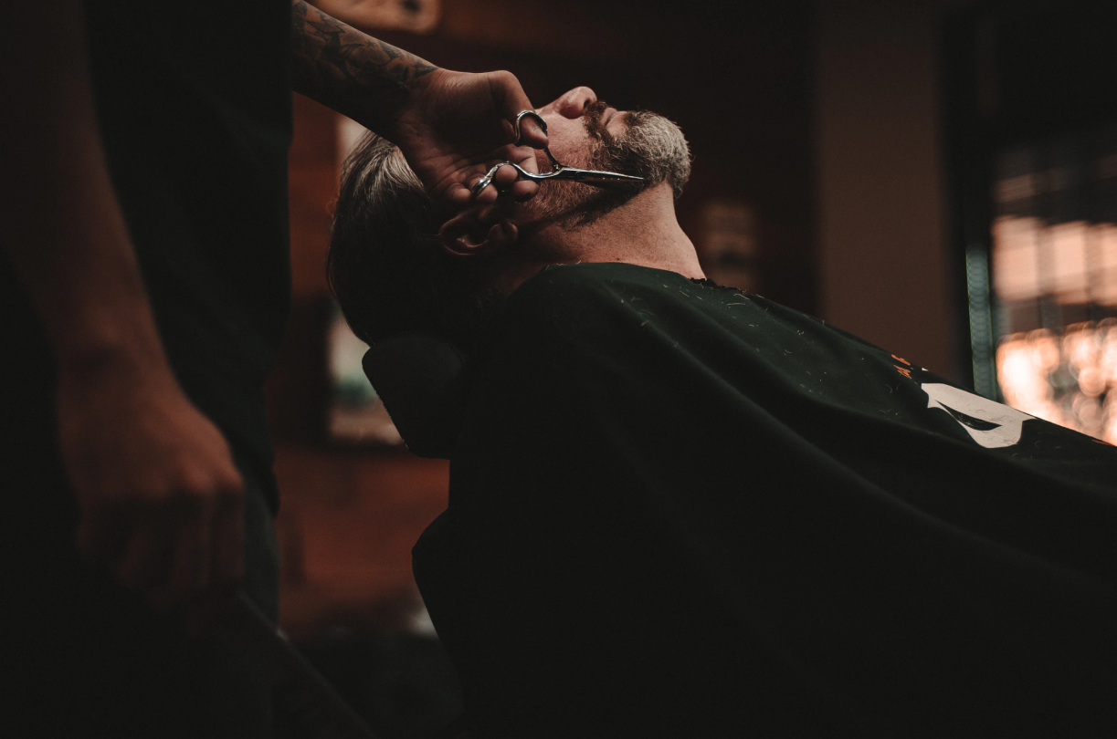 Barbier en plein travail