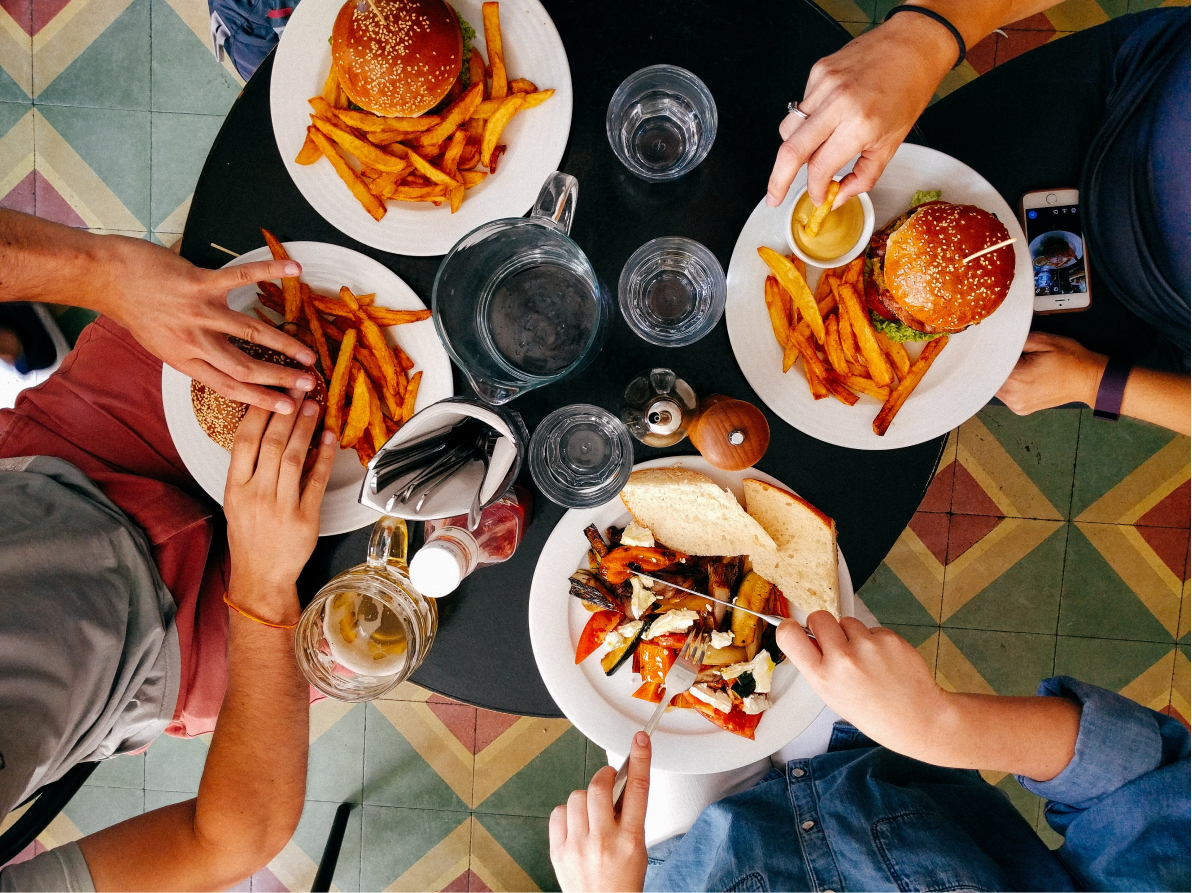 Moment entre amis autour d'une table de restaurant de burgers