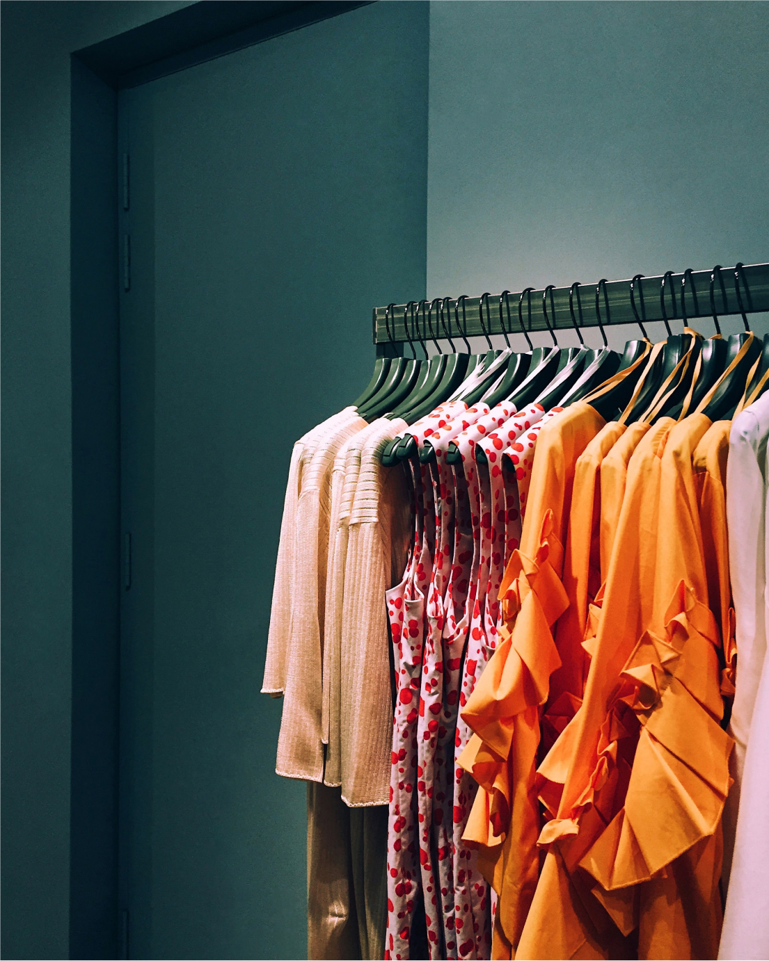 Assortiment de vêtements colorés sur une tringle dans un magasin
